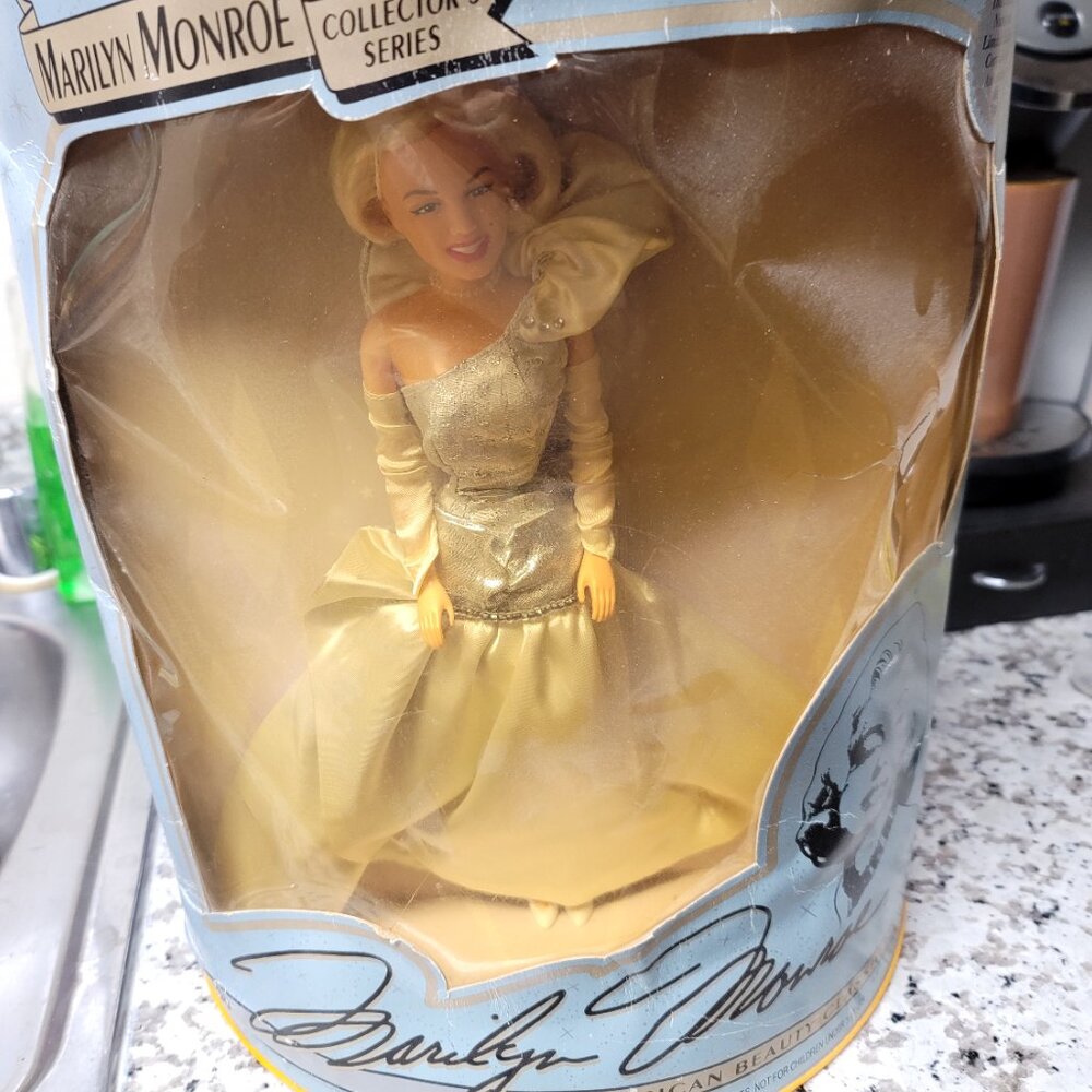 Marlyn Manroe doll